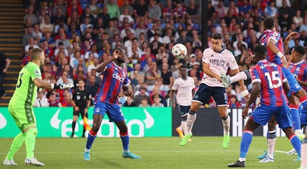 Arsenal mở tỷ số từ tình huống cố định.