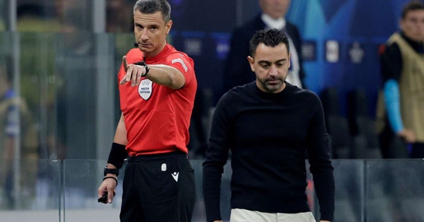 Xavi was furious on the touchline at the referee’s decisions - Bóng Đá