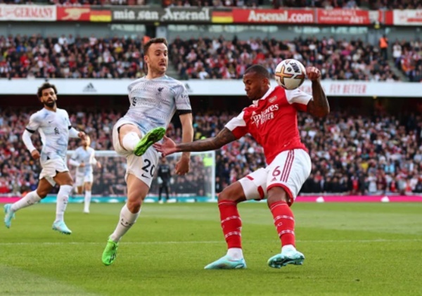 Why Liverpool were not given a penalty vs Arsenal for Gabriel’s handball - Bóng Đá