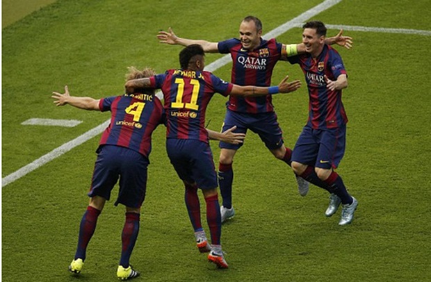 Andres Iniesta ăn mừng cùng đồng đội. Ảnh: Internet.