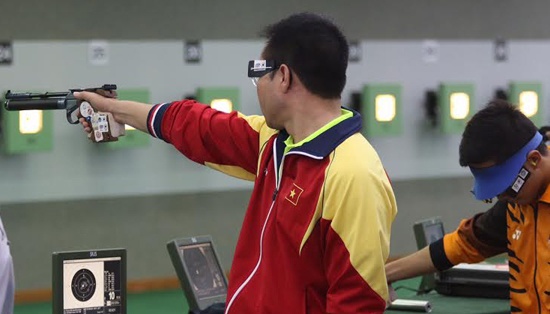 Hoàng Xuân Vinh thi đấu ấn tượng ở nội dung 10m súng ngắn hơi đồng đội nam. Ảnh: Internet.