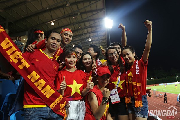 Một chiếc áo cổ động CĐV Việt Nam mua tại Singapore có giá khoảng 160.000 đồng.