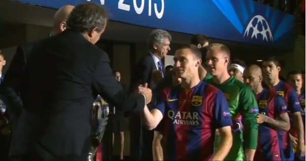 Vermaelen bị chế nhạo vì ngồi mát ăn