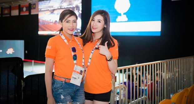 Á hậu Tú Anh là một trong những Đại sứ của đoàn thể thao Việt Nam tại Sea Games 28. Hôm qua, cô cùng các thành viên trong đoàn Đại sứ tới nhà thi đấu để cổ vũ cho VĐV Việt Nam tranh tài ở môn judo.