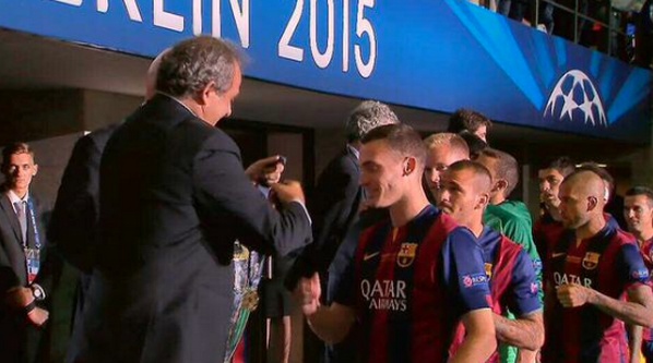 Thomas Vermaelen nhận huy chương từ Chủ tịch UEFA, ông Michel Platini. Ảnh: Internet.