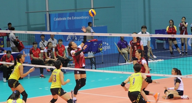     Đội tuyển bóng chuyền nữ Việt Nam (phải) giành chiến thắng trước Malaysia. Ảnh: Đức Nam (từ Singapore)