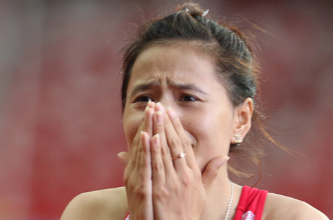 Nguyễn Thị Huyền, người chạy lượt cuối cùng trong nội dung 4x400m.