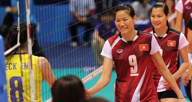 Đội tuyển bóng chuyền nữ Việt Nam (phải) giành chiến thắng thuyết phục trước Malaysia. Ảnh: Đức Nam (từ Singapore).