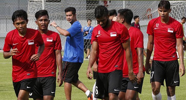 HLV Aide Iskandar và các cầu thủ U23 Singapore. Ảnh: Internet.
