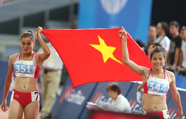 Quách Thị Lan (trái) và Nguyễn Thị Huyền trên đường chạy 400m nữ. Ảnh: Internet.
