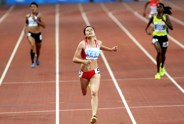 Nguyễn Thị Huyền về đích cự ly 400 m nữ ảnh: khả hòaNguyễn Thị Huyền về đích cự ly 400 m nữ - Ảnh: Khả Hòa.