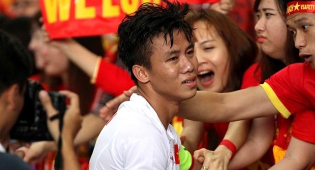 Đội trưởng Quế Ngọc Hải đã bật khóc sau trận thua U23 Myanmar. Ảnh: Quang Thắng.