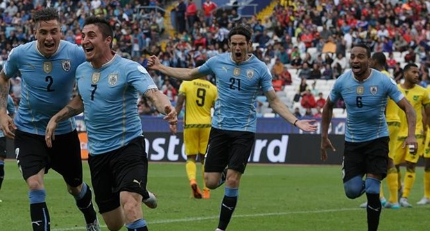 Cristian Rodriguez (số 7) đã trở thành người hùng của Uruguay ở trận ra quân. Ảnh: Internet.