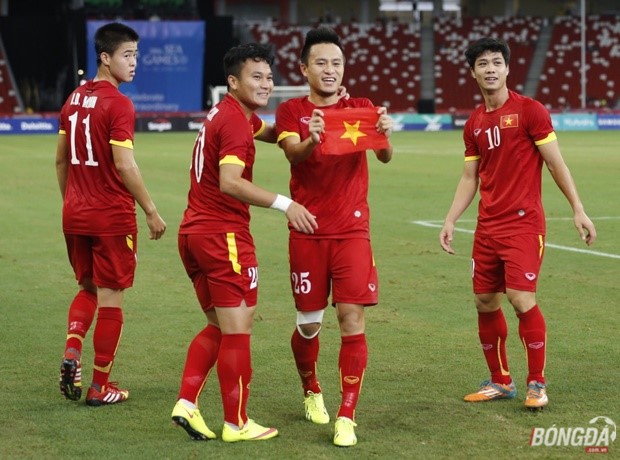 Các cầu thủ U23 Việt Nam làm lễ chào cờ trước trận. Ảnh Hà Bạch.