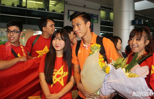 Đúng 15h20 chuyến bay đưa một số các cầu thủ U23 Việt Nam di chuyển từ Singapore về TP.HCM mới chính thức hạ cánh. Nhưng trước đó nhiều giờ đồng hồ, hàng trăm CĐV Việt Nam đã có mặt tại đây để chào đón. Ảnh: Đình Viên.