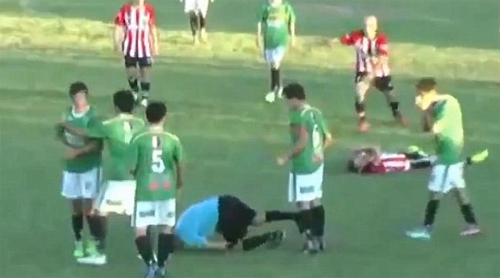  Cầu thủ đấm trọng tài bất tỉnh trên sân