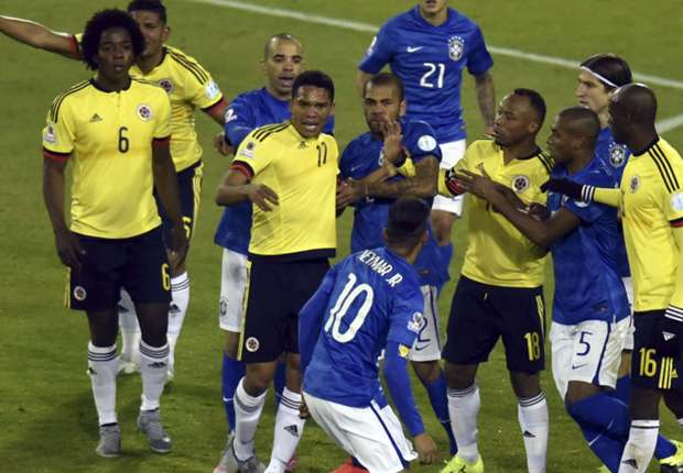 Neymar và vụ va chạm với các cầu thủ Colombia. Ảnh internet.