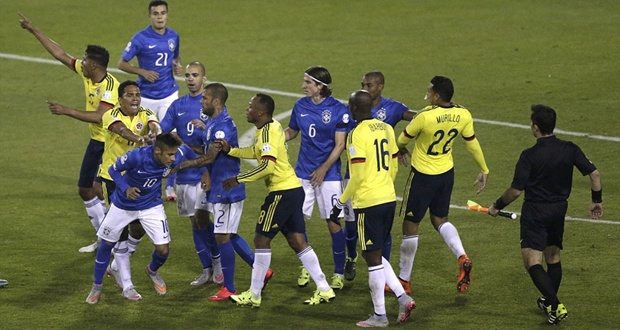 Neymar nhận thẻ đỏ sau pha cư xử thô bạo với Pablo Armero của ĐT Colombia. Ảnh: Internet.