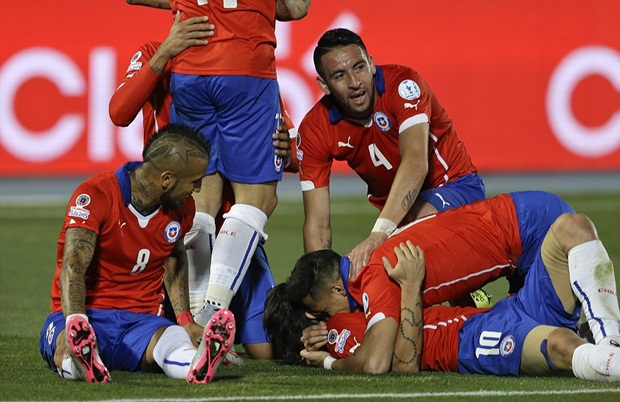Niềm vui của các cầu thủ Chile sau khi ghi bàn. Ảnh: Internet.