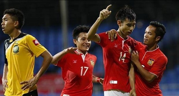 Các cầu thủ U23 Lào (áo đỏ) được cho là đã tham gia dàn xếp tỷ số trận thua U23 Malaysia. Ảnh: Internet.