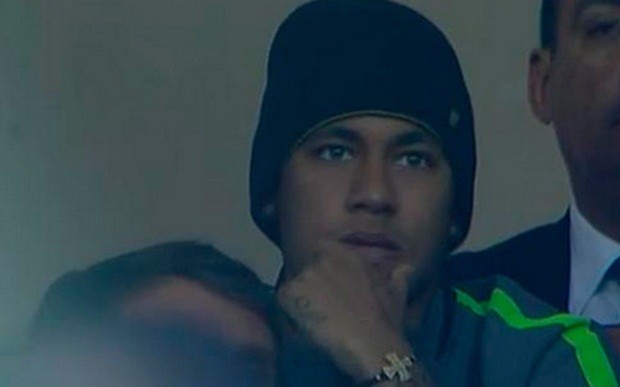 Neymar theo dõi Brazil. Ảnh: Internet.