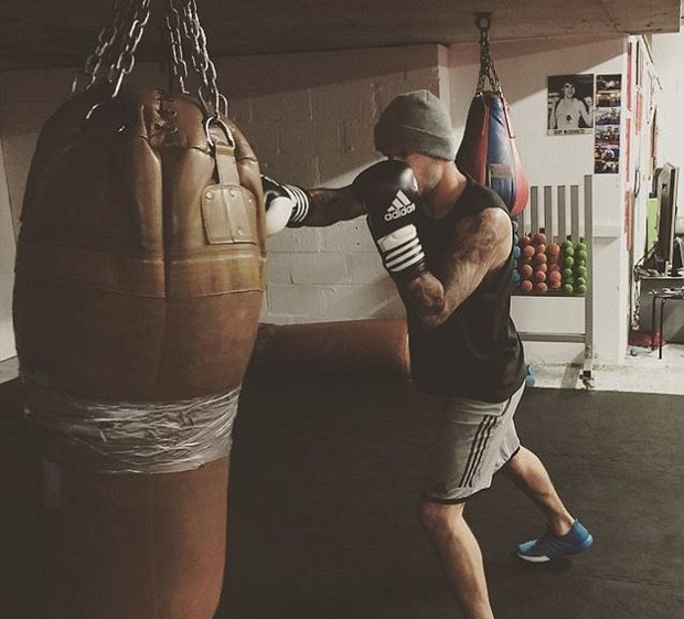 David Beckham và Boxing, những cái tên không liên quan có thể đem lại những điều bất ngờ. Hãy cùng xem những hình ảnh David Beckham tại trung tâm huấn luyện Boxing để khám phá sử dụng Boxing trong thể thao chuyên nghiệp cùng bạn bè của David.