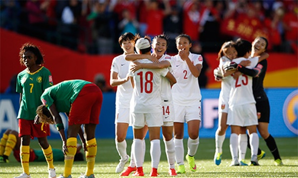 Tuyển nữ Trung Quốc (áo trắng) lần đầu tiên sau tám năm vào tứ kết World Cup bóng đá nữ. Ảnh: Internet.