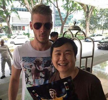  Anh Nicholas Phua khoe bức ảnh chụp cùng thủ môn De Gea bên ngoài khách sạn ở Singapore. Ảnh: Straitstimes.