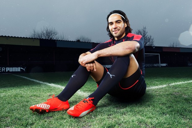 Falcao bên đôi giày mới. Ảnh internet.