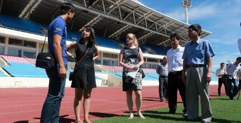 Hai nữ đại diện đội M.C kiểm tra sân vận động quốc gia Mỹ Đình. Ảnh: Internet.