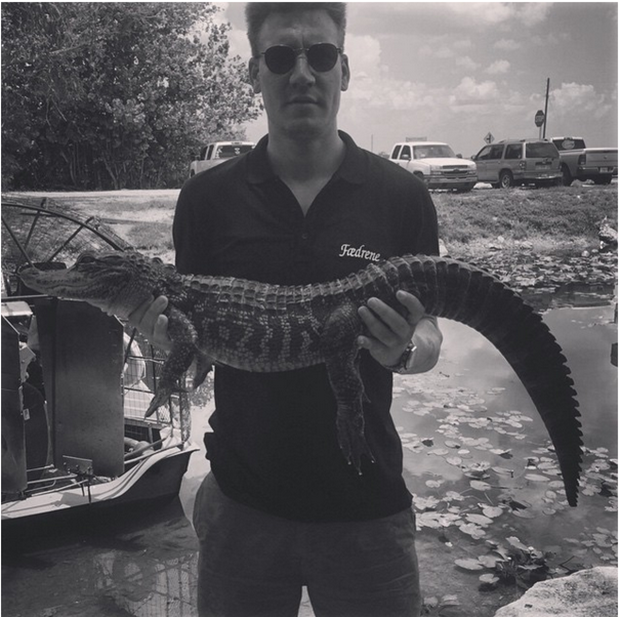 Bendtner và chú cá sấu. Ảnh internet.