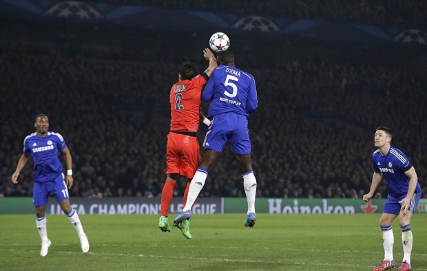 Pha bóng ngớ ngẩn của Thiago Silva trong trận gặp Chelsea. Ảnh: Internet.