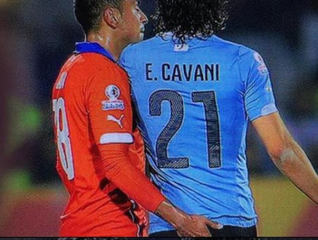 Gonzalo Jara  có hành động khiếm nhã với Cavani. Ảnh: Internet.