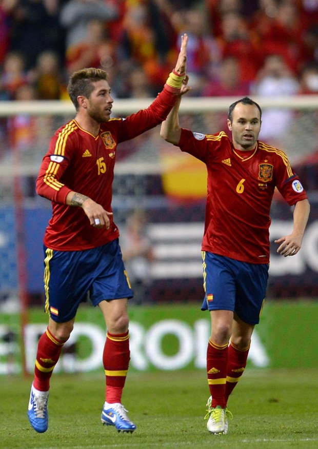 Iniesta (phải) không tin Real sẽ để Ramos ra đi. Ảnh: Internet.