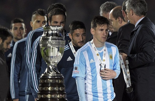 DƯ ÂM thất bại của Argentina: Messi và tập thể