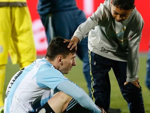 Chú nhóc xoa đầu của Messi, chia sẻ nỗi buồn. Ảnh: Internet.