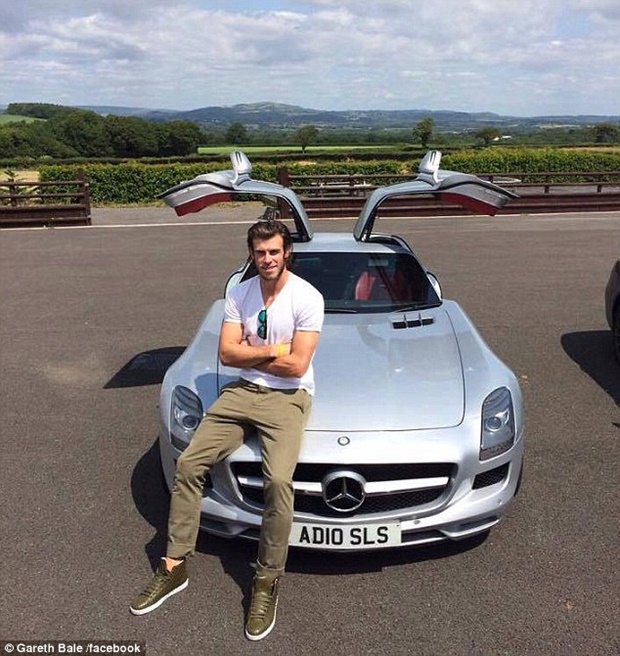 Bale bên siêu xe được cho mượn. Ảnh facebook nhân vật. 
