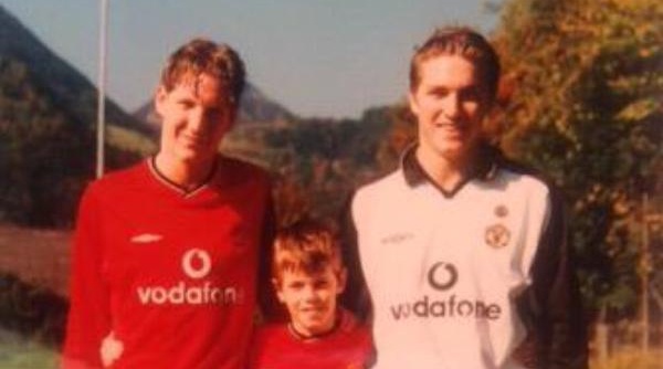Schweinsteiger (bìa trái) mặc áo Quỷ đỏ từ nhiều năm trước. Ảnh: Internet.