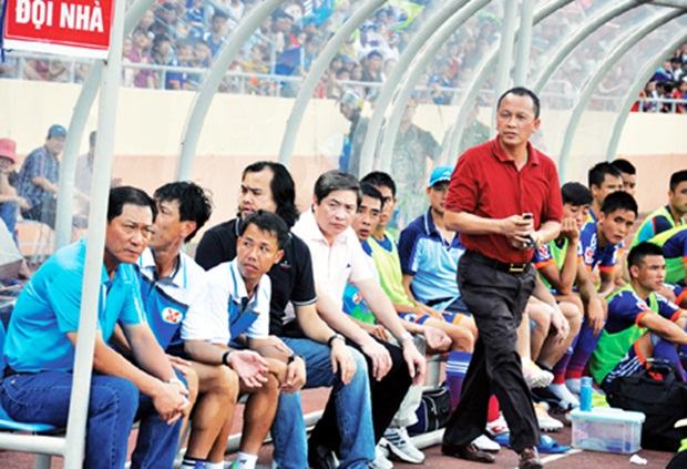 Ông Phạm Thanh Hùng chủ tịch CLB Than Quảng Ninh (áo đỏ) sẽ đích thân xuống sân chỉ đạo các cầu thủ thi đấu với SHB Đà Nẵng chiều nay. Ảnh: Internet