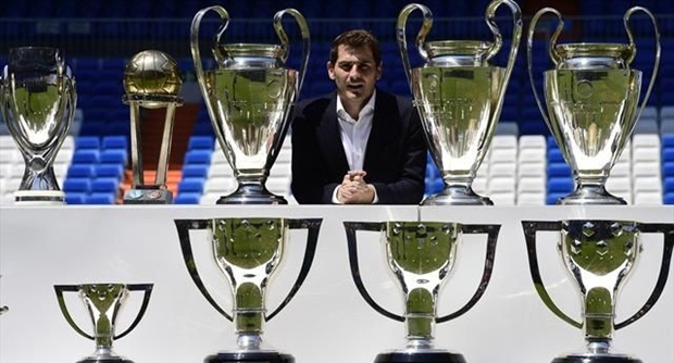 Casillas được BLĐ Real Madrid tri ân sau 25 năm gắn bó với CLB. Ảnh: Internet.
