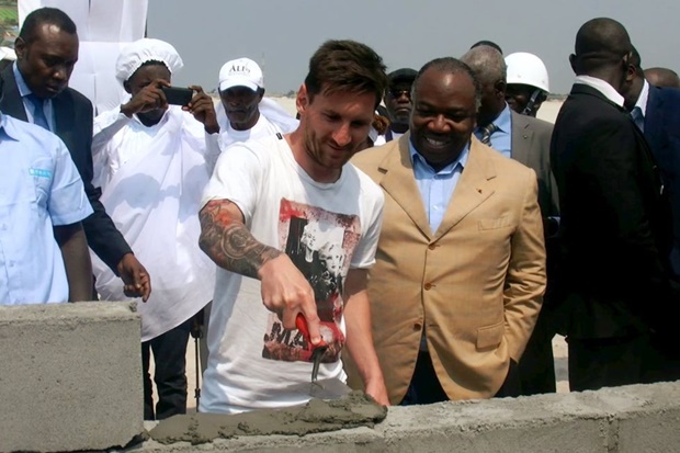 Messi có mặt tại Gabon để dự lễ xây SVĐ mới. Ảnh: Internet.