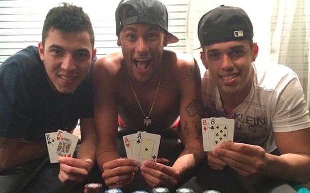 Neymar chuẩn bị tổ chức cuộc thi đánh bài. Ảnh: Internet.