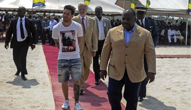 Messi sang Gabon làm lễ xây dựng SVĐ. Ảnh internet.