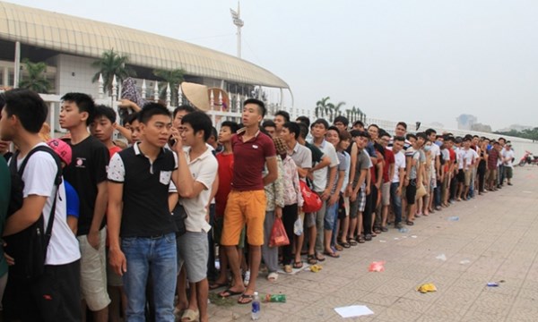 Người hâm một xếp hàng dài từ sáng sớm để chờ mua vé trận giao hữu giữa Việt Nam - Man City.