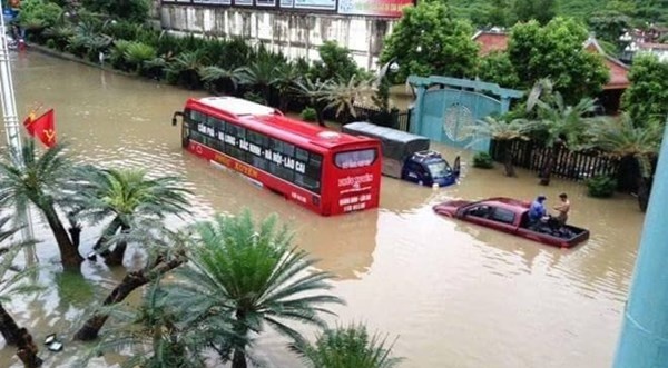 HLV Hoàng Anh Tuấn và các học trò đã phải đi qua khu vực ngập nặng ở Quảng Ninh. Ảnh: Internet.