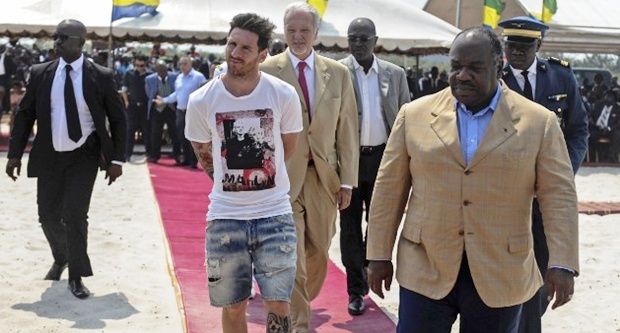 Messi mặc quần đùi tiếp Tổng thống Gabon. Ảnh: Internet.