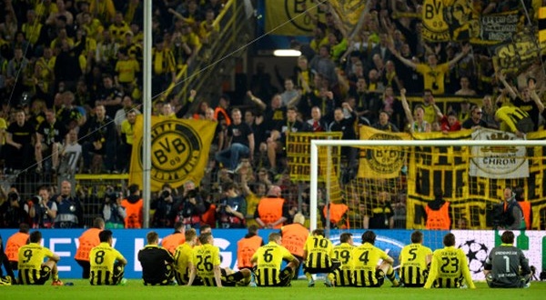 Khán giả và các cầu thủ Dortmund ở lại bên nhau sau thất bại. Ảnh: Internet.