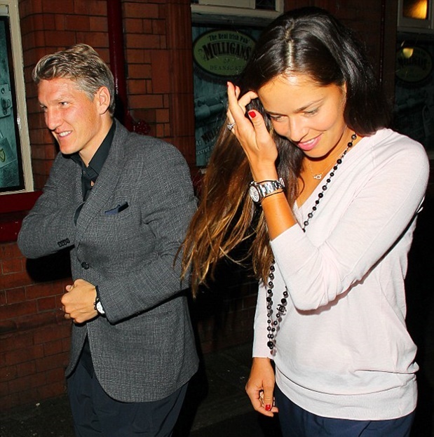 Bastian Schweinsteiger đã có lần đầu tiên thăm quan thành phố Manchester cùng người tình Ana Ivanovic.