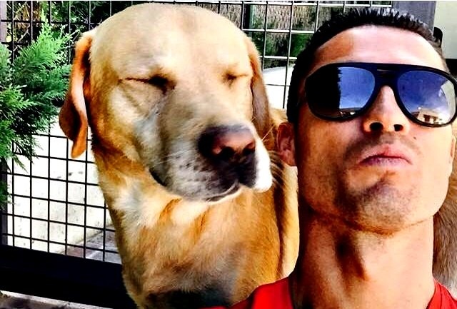 Ronaldo hí hửng chụp ảnh selfie cùng chó