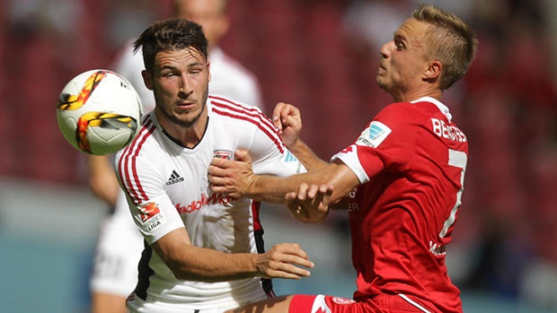 Mathew Leckie (trái) của Ingolstadt trong trận gặp Mainz 05. Ảnh: Internet.